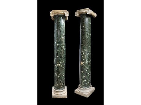 Paar ionische Säulen